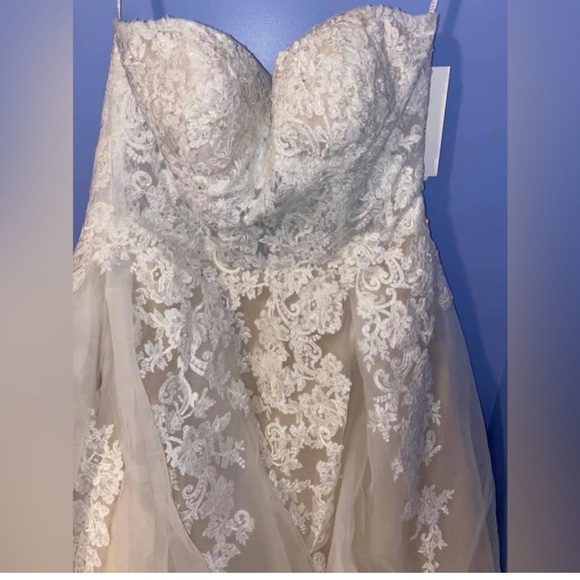 Wedding dress - Picture 2 of 7